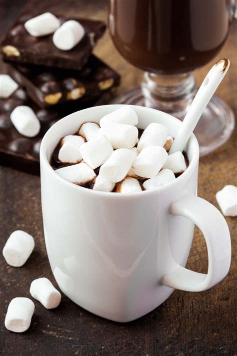 Cioccolata Calda Della Bevanda Con Le Caramelle Gommosa E Molle In