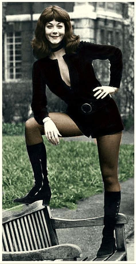 20 Colorized Vintage Photos of Beauties with Their Boots That Defined the '60s Women Fashion ...