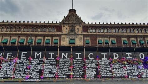 Mujeres Colocan Flores En Valla De Palacio Nacional Primero Editores