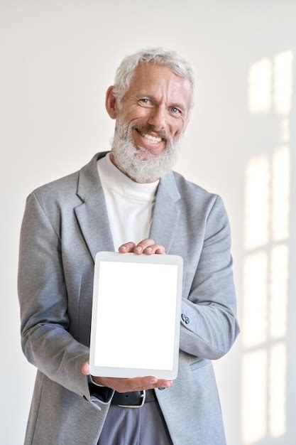 Homem de negócios mais velho feliz mostrando a tela de maquete do