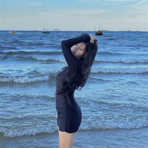 Hot girl áo dài trắng biến hình táo bạo làm netizen ái ngại