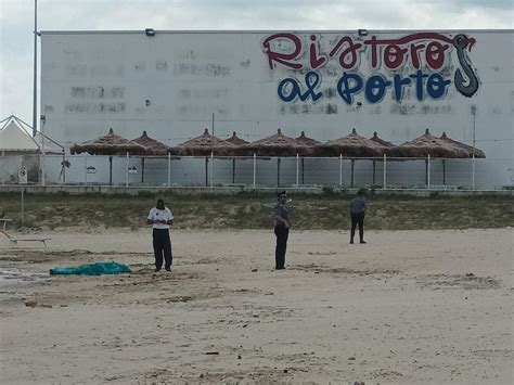 Morto Stroncato Da Un Malore Mentre Passeggia Sulla Spiaggia Di San