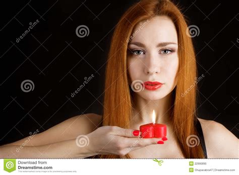 Portrait Dune Belle Jeune Fille Tenant Un Coeur Rouge Image Stock