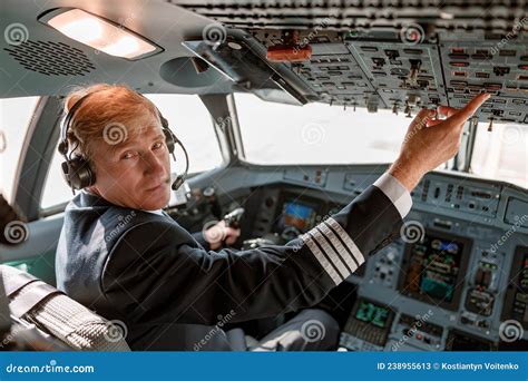 Botón De Presión Del Piloto Masculino En El Panel Superior En La Cabina