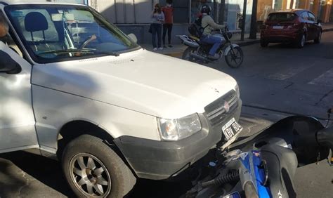 Choque entre un remís y una moto una mujer fue hospitalizada La