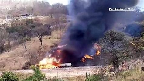 Carreta bitrem e caminhão batem de frente e pegam fogo na BR 262 em