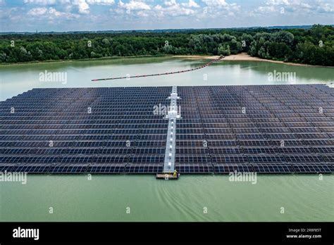 La mayor planta de energía solar flotante de Alemania en el Silbersee