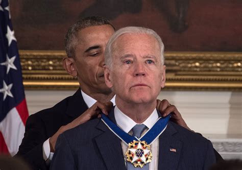 En Fotos Obama Sorprende A Biden Con La Medalla De La Libertad