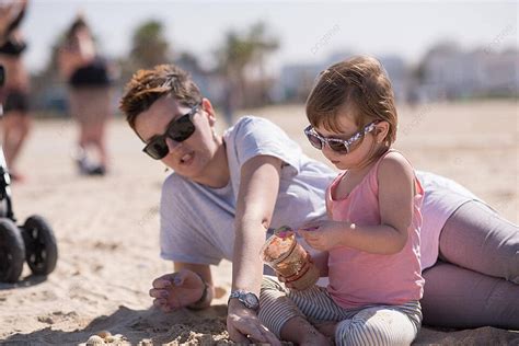 Ibu Dan Anak Perempuan Di Potret Wanita Anak Pantai Foto Latar Belakang