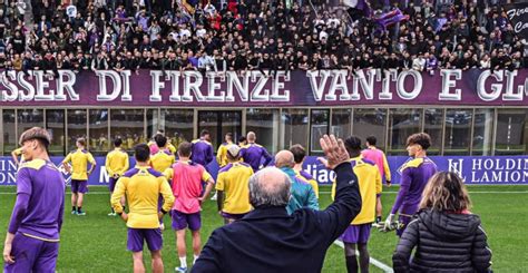 Viola Park Labbraccio Dei Tifosi Alla Squadra Lancia Un Messaggio Ai