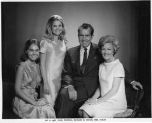 Portrait of Richard Nixon and his family (Pat Nixon, Julie Nixon ...