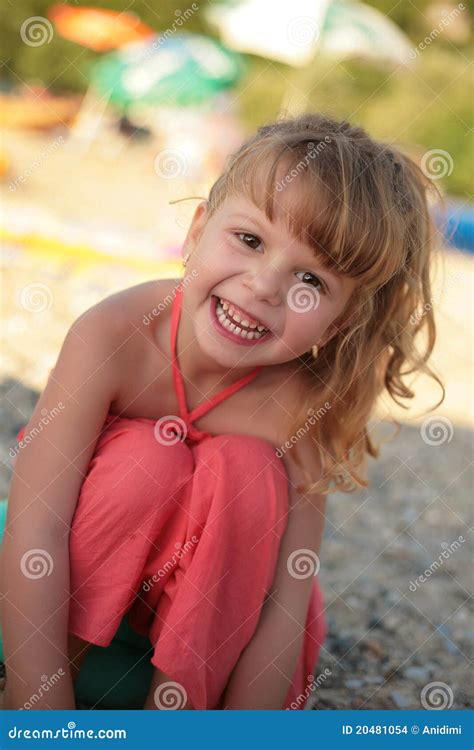 Petite Fille Heureuse Photo Stock Image Du Fond Joie 20481054