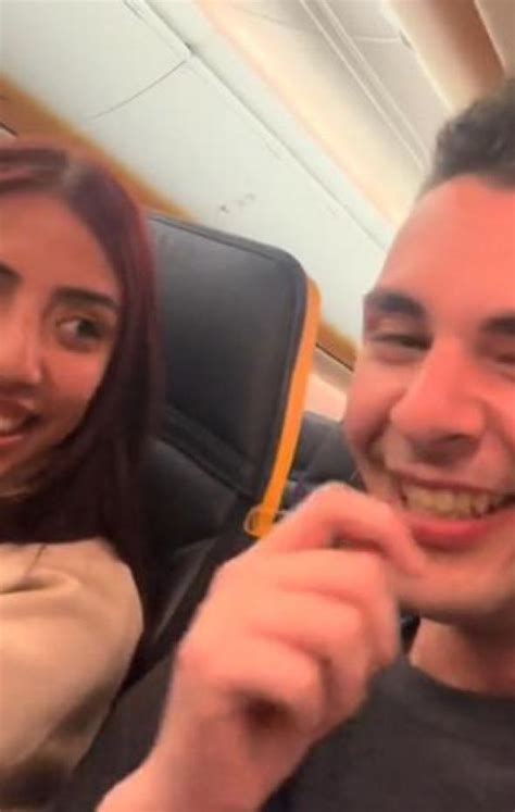 Se topan con el sobrecargo más viral de Ryanair y aguantarse las risas