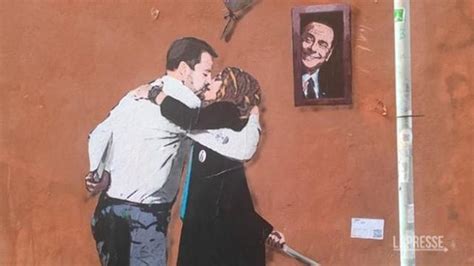 Salvini E Meloni Tra Baci E Coltelli A Roma Il Nuovo Murale Di Tv Boy