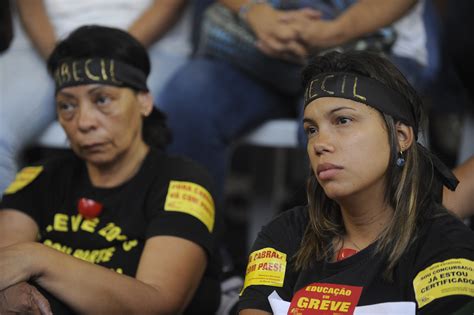 Professores Da Rede Municipal Do Rio Reunidos Em Assembleia Decidem