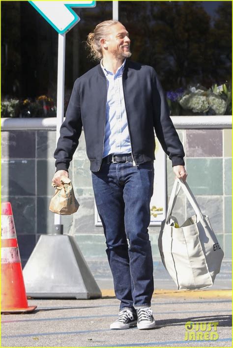 Photo Charlie Hunnam Goes Grocery Shopping In Los Angeles 08 Photo