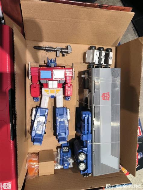 Transformers Studio Series Commander Optimus Prime In Hand Images