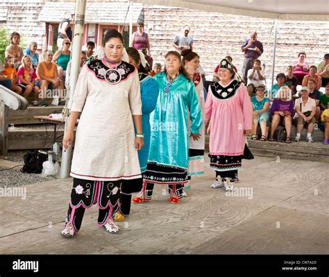 Iroquois Women Clothing