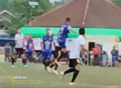 Tak Terima Dikartu Merah Pemain Tuan Rumah Minta Ganti Wasit