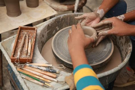 Hermosa Mujer Haciendo Cer Mica En Las Manos De La Rueda Mujer De