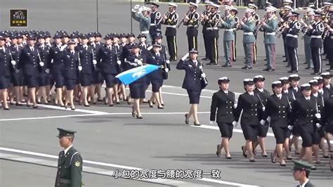 中国女兵阅兵遇上日本女兵阅兵，我国女兵真是英姿飒爽 军事视频 搜狐视频