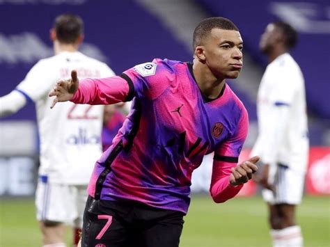 Mbappe Double Sends Psg Top Of Ligue 1 Central Western Daily Orange