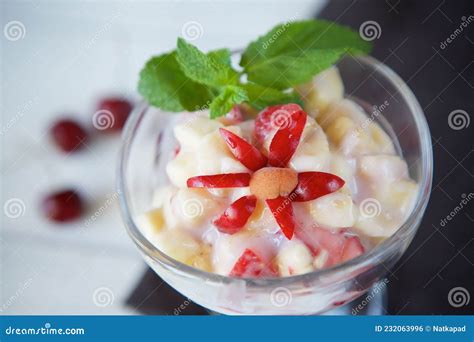 Ensalada De Fruta Fresca Con Yogur Griego En Un Vaso De Vidrio Postre