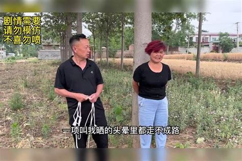 公公去看小麦走到地里，看到这一幕，彻底怒了回来暴打儿媳 公公 小麦 儿媳