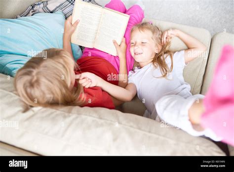 Blonde schwester Fotos und Bildmaterial in hoher Auflösung Alamy