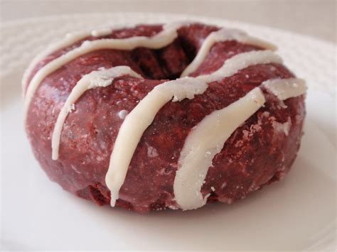 Dunkin Donuts' Red Velvet Drizzle Donut Review: Red Valvet Doughnut