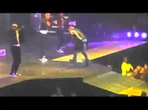 Justin Bieber Throws Up On Stage During Concert In Glendale Arizona