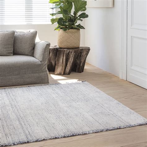 Tapis haut de gamme design frangé beige et bleu en tencel par Ligne