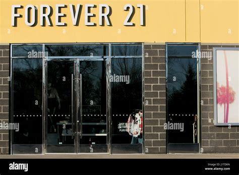 Forever 21 sign hi-res stock photography and images - Alamy