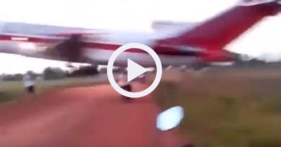 INCRÍVEL Avião Boeing 727 cai logo após decolar da Colômbia e vídeo