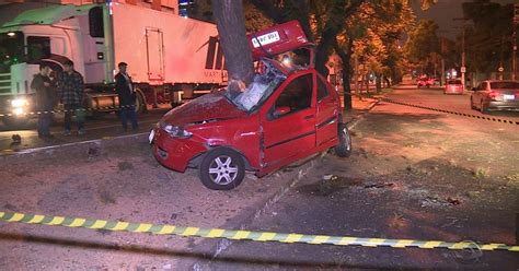 G1 Motorista morre após carro colidir contra árvore em Porto Alegre