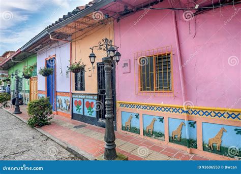 Rua Brilhantemente Colorida Em Guatape Col Mbia Foto De Stock