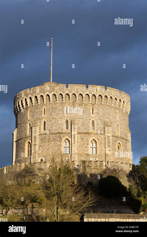 La Torre Redonda Del Castillo De Windsor Y Desplegar La Bandera De La