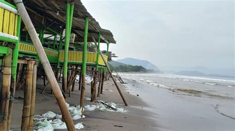 Dampak Gelombang Tinggi Puluhan Warung Dan Bale Di Pantai Citepus