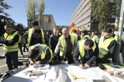 Los Agricultores Protestan Ante La Delegaci N Del Gobierno El Norte