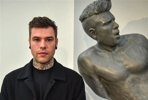 Fedez Narcisista Pessimista Viene Esposto Pure Alla Triennale Il