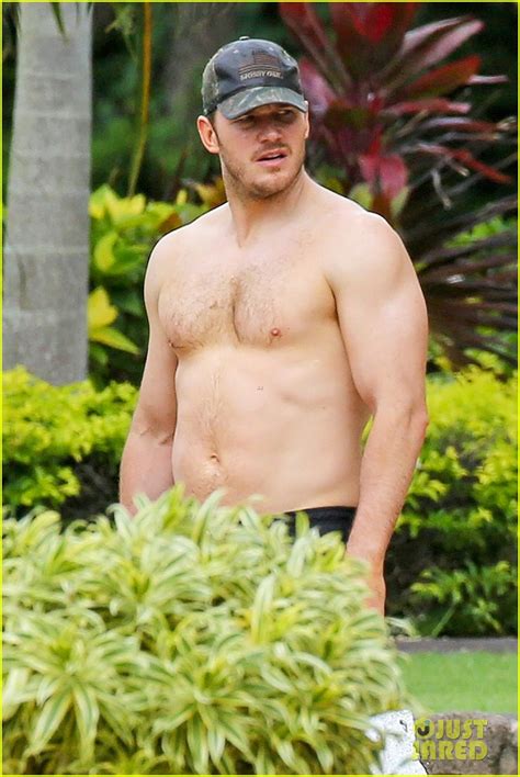 Chris Pratt Goes Shirtless Shows Off His Hot Body In Hawaii Photo