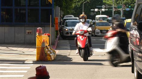 不論遠近停讓行人惹議 交通部坦言執法過嚴恐影響車流 ｜ 公視新聞網 Pnn