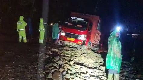 Jalan Lintas Kerinci Bangko Lumpuh Total Longsor Dua Titik Di