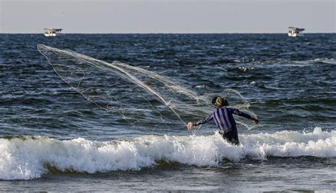 Detail Gambar Nelayan Menangkap Ikan Di Laut Koleksi Nomer