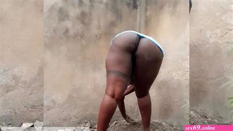 Naked Ivorian Butt Sexy Photos