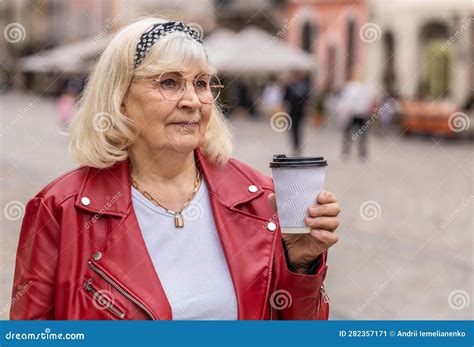 Seniorin Genießt Das Trinken Kaffee Heiße Getränke Entspannen Eine Pause In Der Stadt Straße