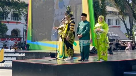 Pakai Kostum Capung Ridwan Kamil Ikut Karnaval West Java Festival 2023