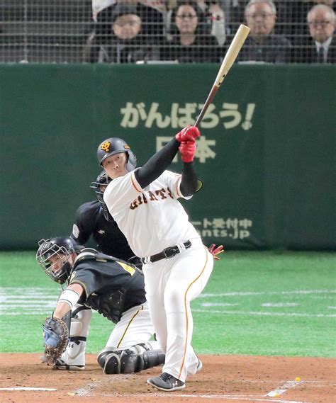 【巨人】4番・岡本和真が今季初タイムリー ベース上で小さくガッツポーズ スポーツ報知