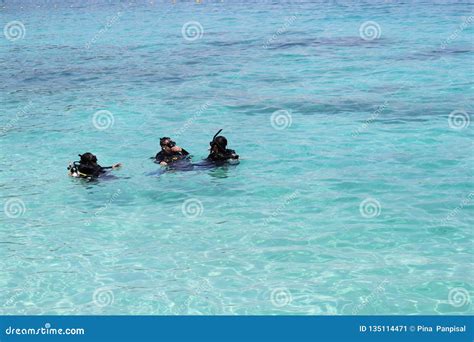 KRABI, THAILAND - APRIL 24, 2016 : Diving Lesson in Sea To the Tourists ...