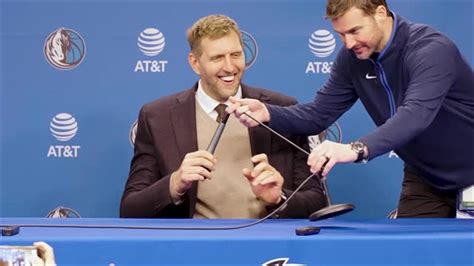 Dirk Nowitzki Ist Jetzt Ein Denkmal Dallas Maverick Ehren Nba Legende